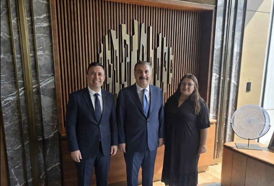 Hekim Birliği Yönetimi Eski Sağlık Bakanı Fahrettin Koca ile Buluştu! Türkiye'nin en güçlü hekim örgütlerinden Hekim Birliği Sendikası yöneticileri, eski